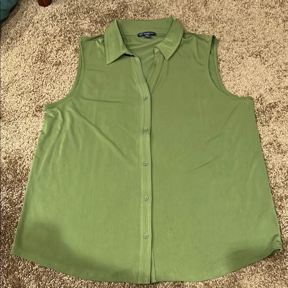 Adrianna Papell Green Sleeveless Button-Down Top
